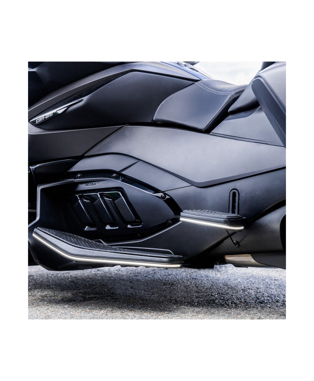 can-am-driver-floorboards-signature-lights-can-am-spyder-2ded9a4ddc-3