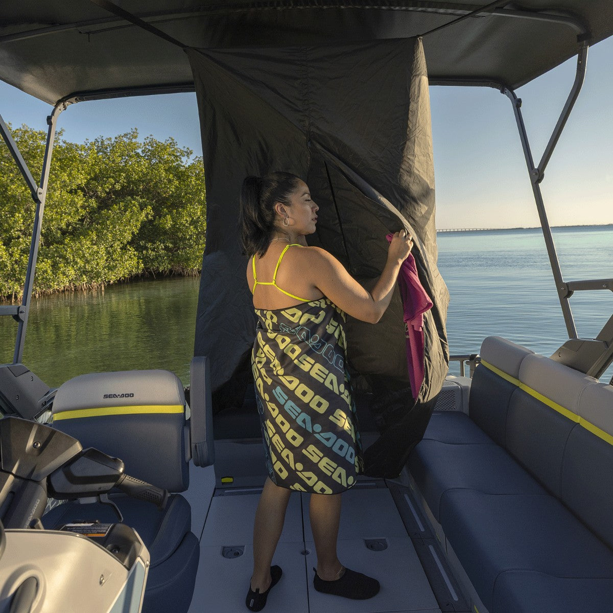 sea-doo-pop-up-changing-room-and-emergency-toilet-for-switch-pontoon-da3cb7df08-4