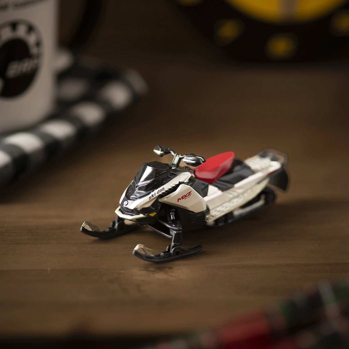 ski-doo-ski-doo-1-32-scale-mxz-x-rs-white-snowmobile-red-e5688feda9-3