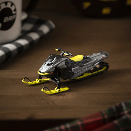 ski-doo-ski-doo-1-32-scale-summit-expert-yellow-snowmobile-green-f7f0a3f485-4